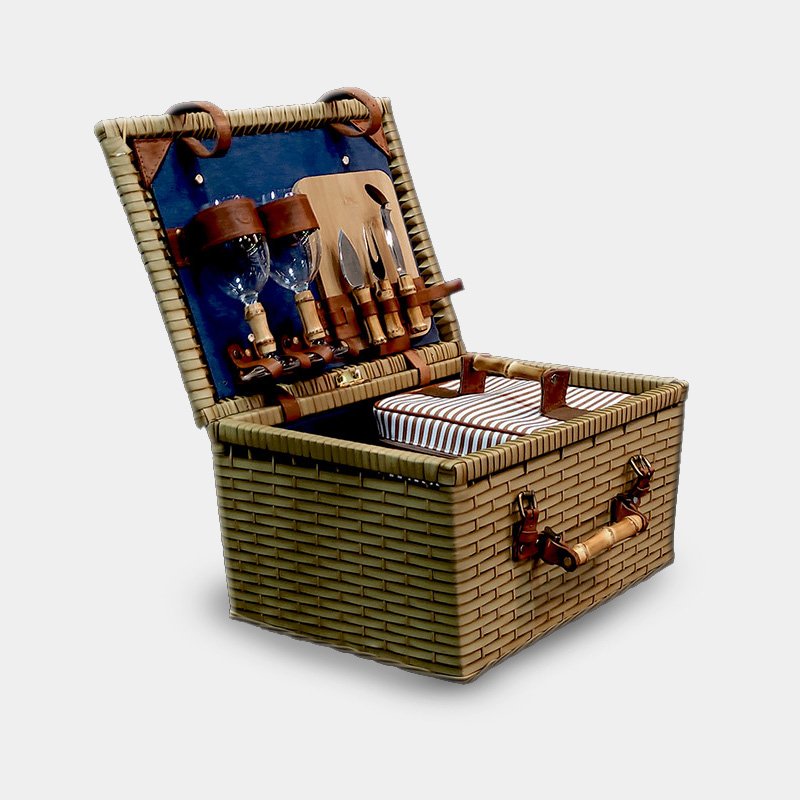 Cesta de picnic feita de ratan com detalhes em couro e bambu natural