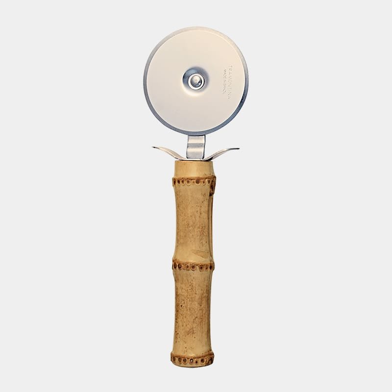 Disco para cortar pizza de inox prateado da Tramontina com cabo de bambu natural marrom queimado|Disco cortador para pizza
