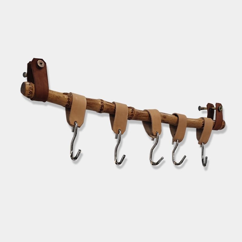 Varal de bambu para pendurar utensílios de cozinha com ganchos de inox e detalhes em couro legitimo|Gancho para utensílios de cozinha